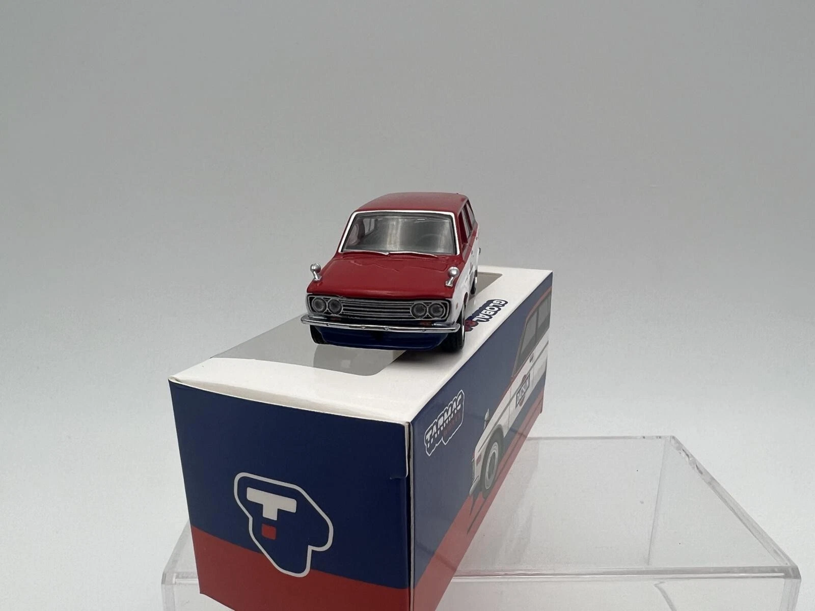 TARMAC WORKS 1:64 DATSUN BLUEBIRD 510 WAGON SERVICE CAR - Image 2
