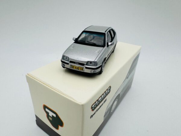 TARMAC WORKS 1:64 OPEL KADETT GSI SILVER - Imagen 2