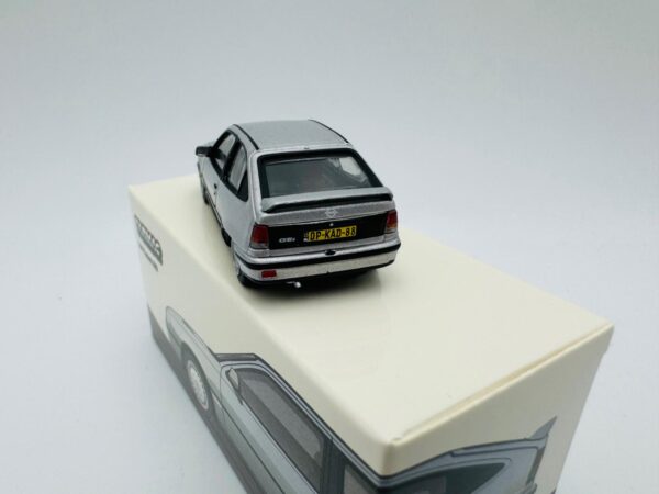 TARMAC WORKS 1:64 OPEL KADETT GSI SILVER - Imagen 3