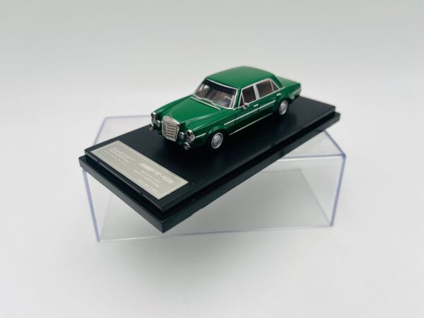 BSC 1:64 MERCEDES BENZ 300SEL AMG VERDE - Imagen 2