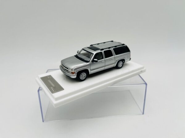 MK 1:64 CHEVROLET SUBURBAN PLATA