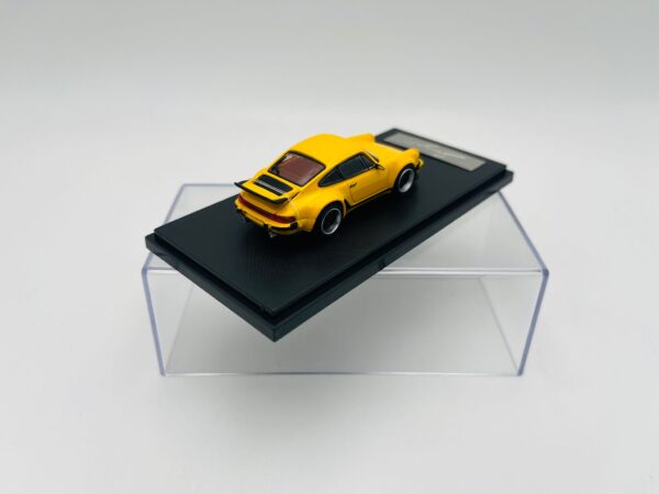 RHINO MODEL 1:64 POIRSCHE SINGER TURBO STUDY 930 AMARILLO - Imagen 3