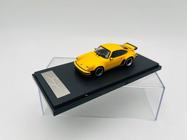 RHINO MODEL 1:64 POIRSCHE SINGER TURBO STUDY 930 AMARILLO - Imagen 2