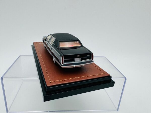 GOC 1:64 CADILLAC FLEETWOOD BLACK - Image 4