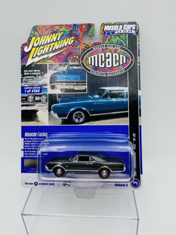 JOHNNY LIGHTNING 1:64 1967 OLDSMOBILE 442