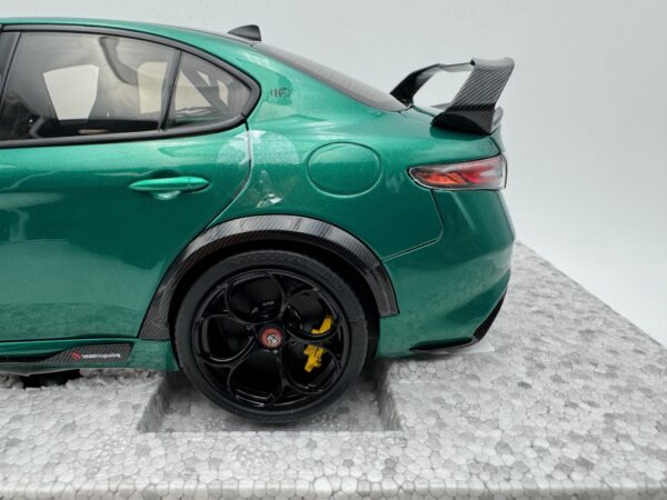 MOTORHELIX 1:18 ALFA ROMEO GIULIA GTAm MONTREAL GREEN - Imagen 7