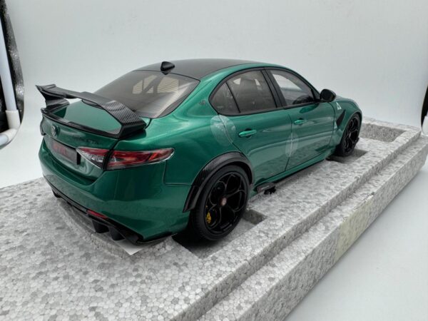 MOTORHELIX 1:18 ALFA ROMEO GIULIA GTAm MONTREAL GREEN - Imagen 10