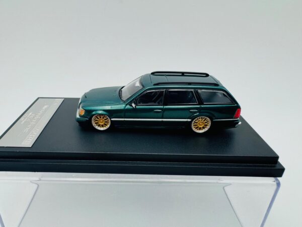 MORTAL 1:64 MERCEDES BENZ S124 CROCK GREEN - Imagen 4