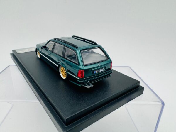 MORTAL 1:64 MERCEDES BENZ S124 CROCK GREEN - Imagen 5