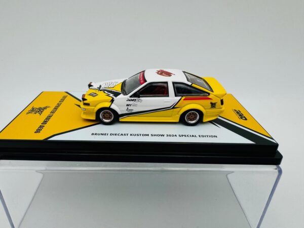 INNO MODELS 1:64 TOYOTA SPRINTER TRUENO AE86 BRUNEI DIECAST KUSTOM SHOW 2024 - Imagen 3