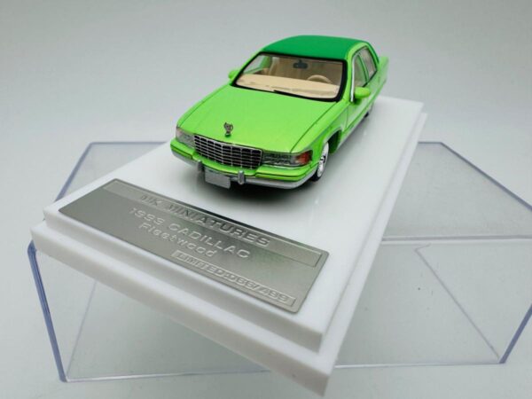 MK 1:64 CADILLAC FLEETWOOD METALLIC GREEN - Imagen 2