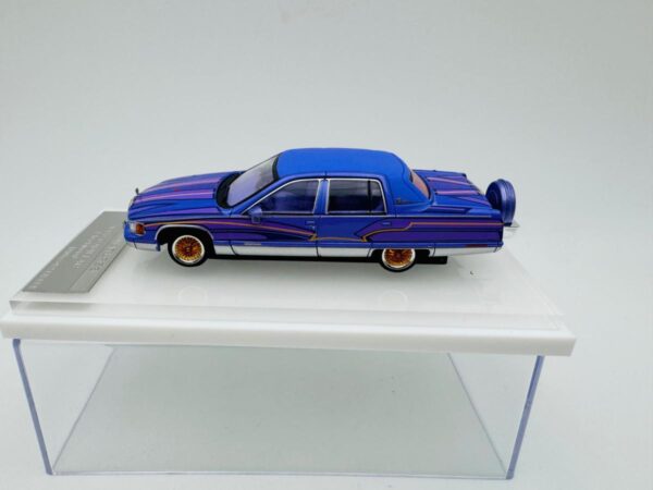 GOC 1:64 CADILLAC FLEETWOOD PURPLE - Image 3