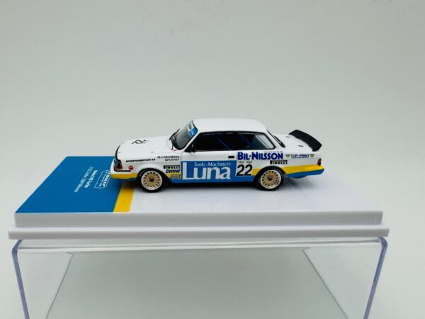 TARMAC WORKS 1:64 VOLVO 240 TURBO ZOLDER 1984 WINNER – Bild 2