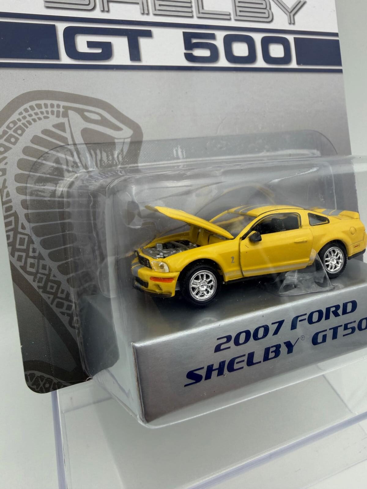 ACME 1:64 FORD SHELBY GT500 2007 YELLOW - Imagen 2