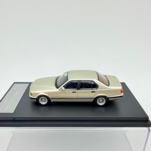 DCM 1:64 BMW E327 SERIES SEDAN GOLD  NOVEDAD
