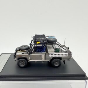 DCM 1:64 LAND ROVER DEFENDER TOMB RAIDER  NOVEDAD