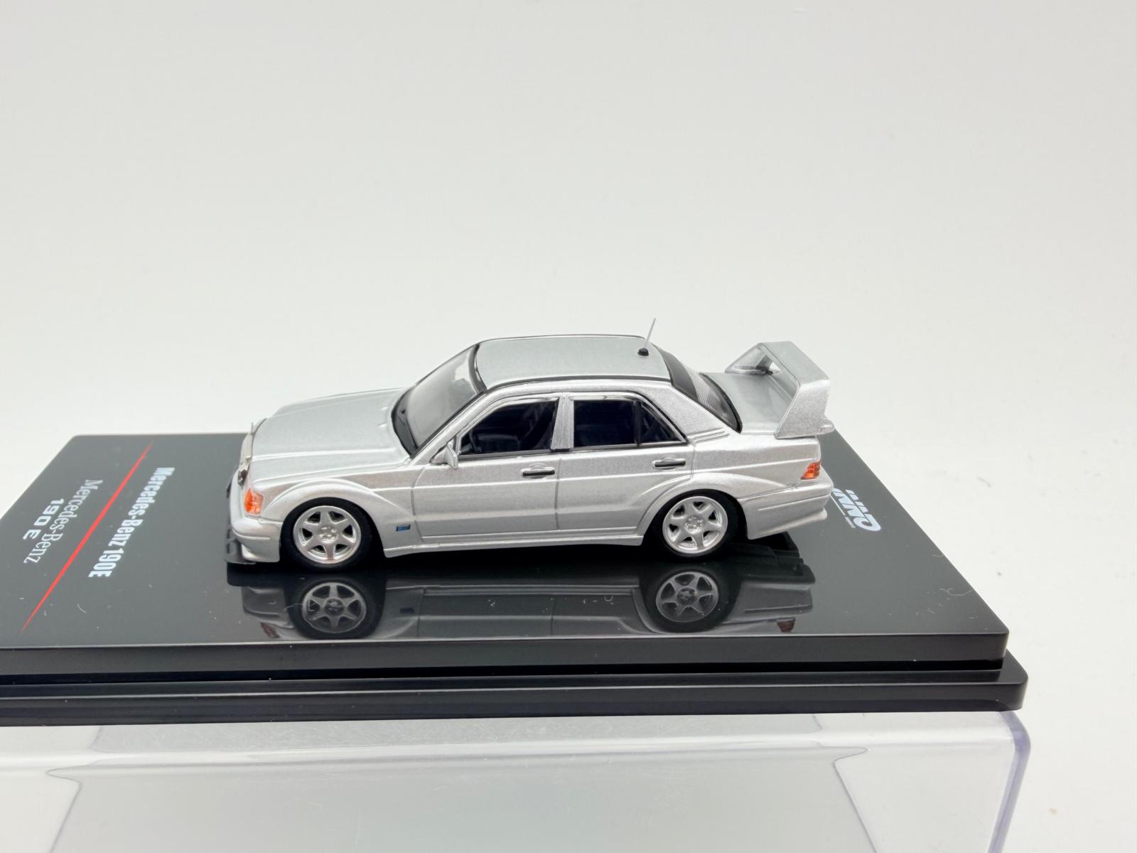 INNO MODELS 1:64 MERCEDES 190E SILVER - Imagen 2