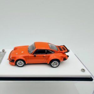 SC ART 1:64 PORSCHE 934 ORANGE NOVEDAD