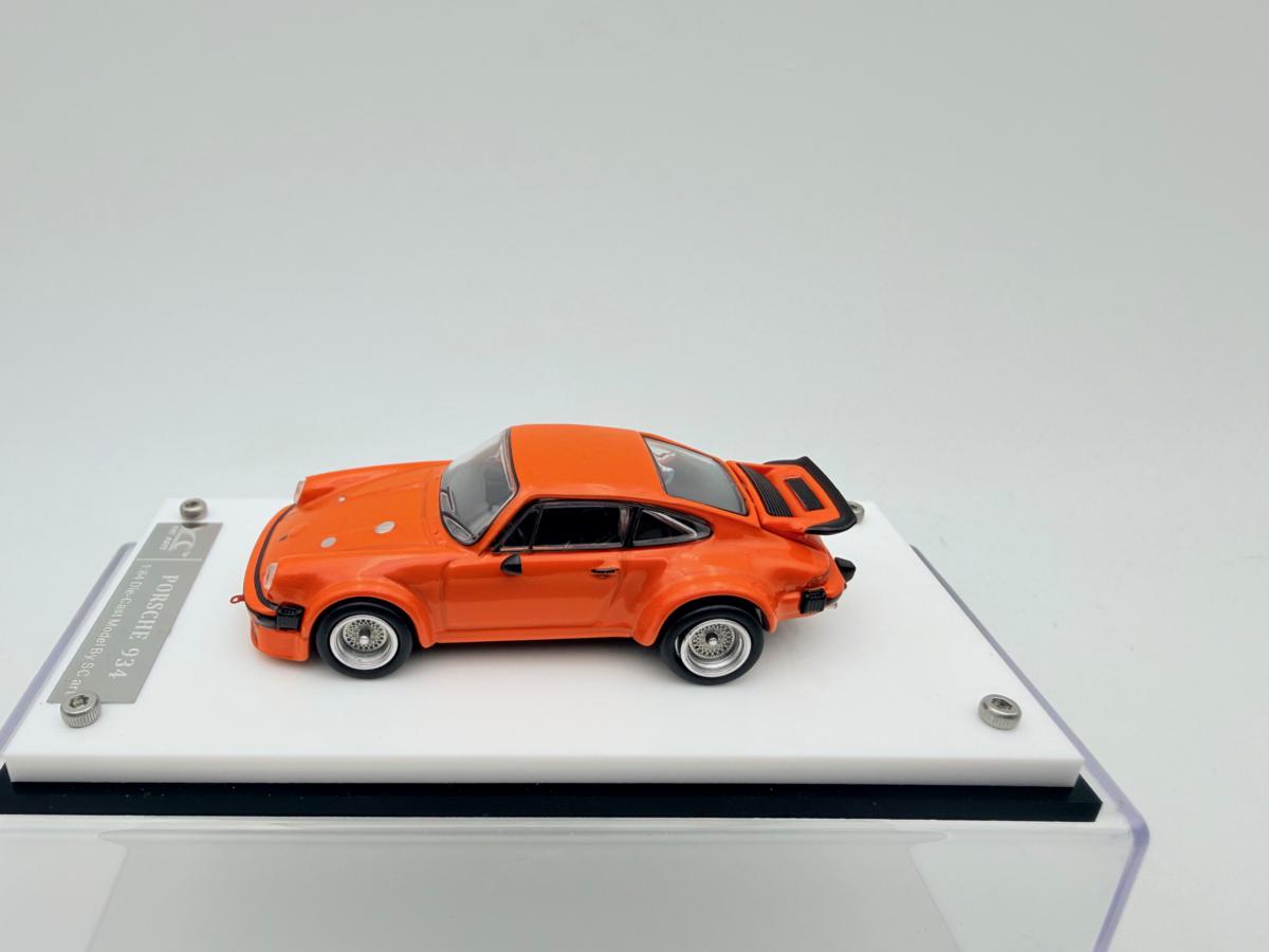 SC ART 1:64 PORSCHE 934 ORANGE NOVEDAD