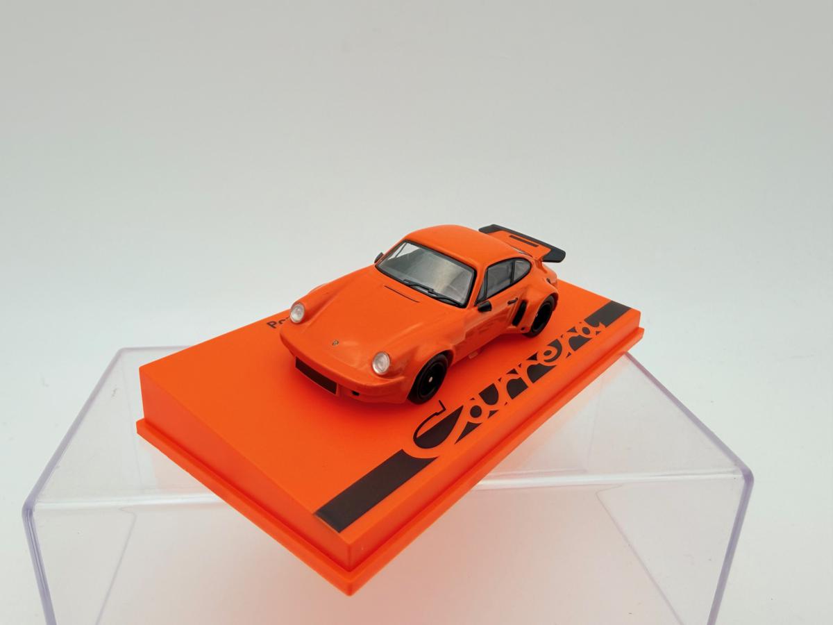 SPARK 1:64 PORSCHE 911 RS 3.0 ORANGE NOVEDAD - Imagen 2