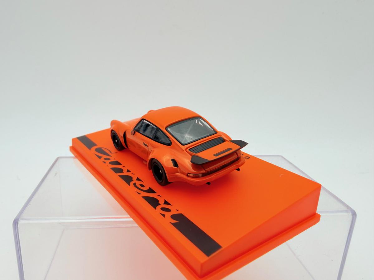 SPARK 1:64 PORSCHE 911 RS 3.0 ORANGE NOVEDAD - Imagen 3