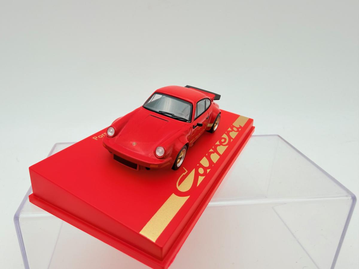 SPARK 1:64 PORSCHE 911 RS 3.0 RED NOVEDAD - Imagen 3