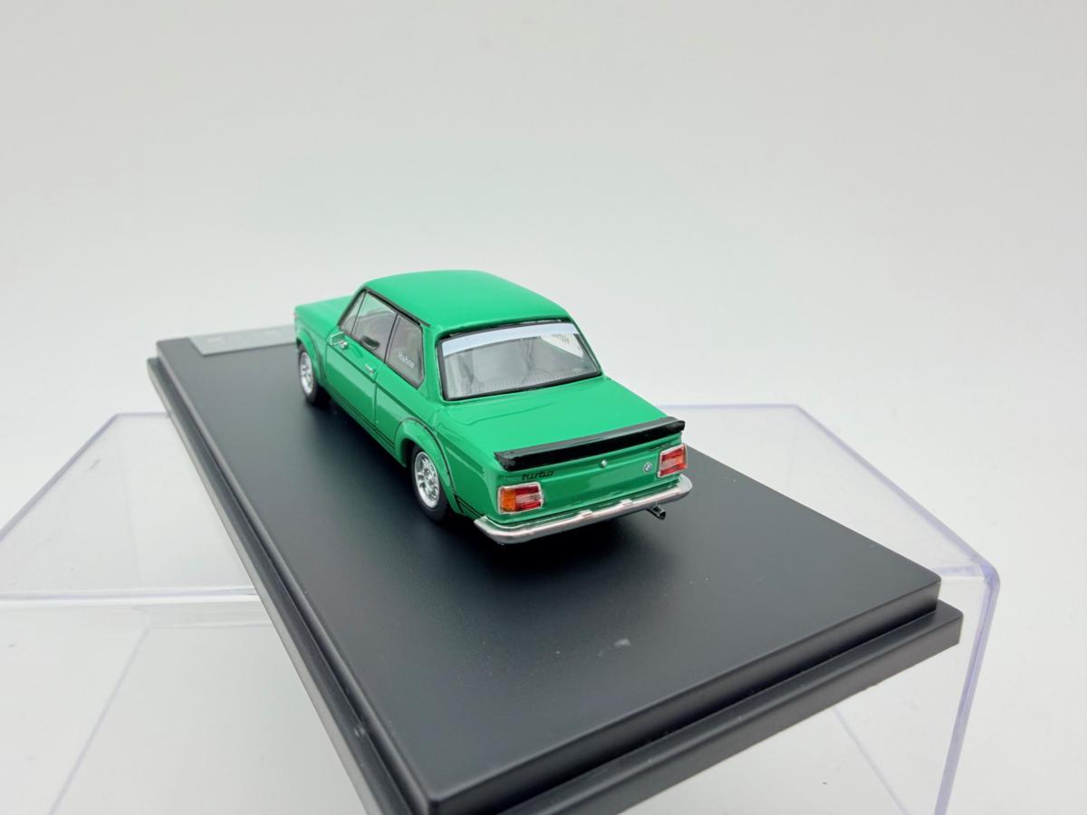 YS 1:64 BMW 2002 TURBO GREEN NOVEDAD - Imagen 3