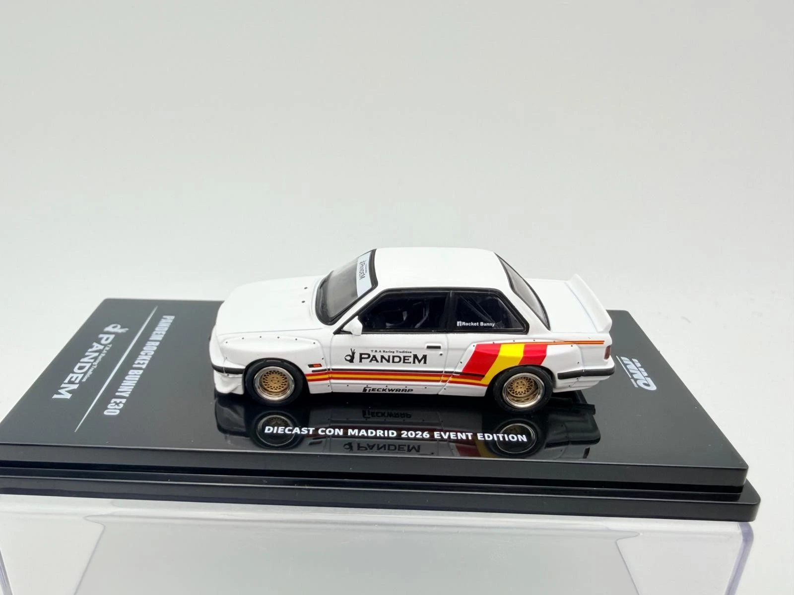 INNO MODELS 1:64 BMW M3 E30 DIECASTCOM MADRID 2026 - Imagen 2