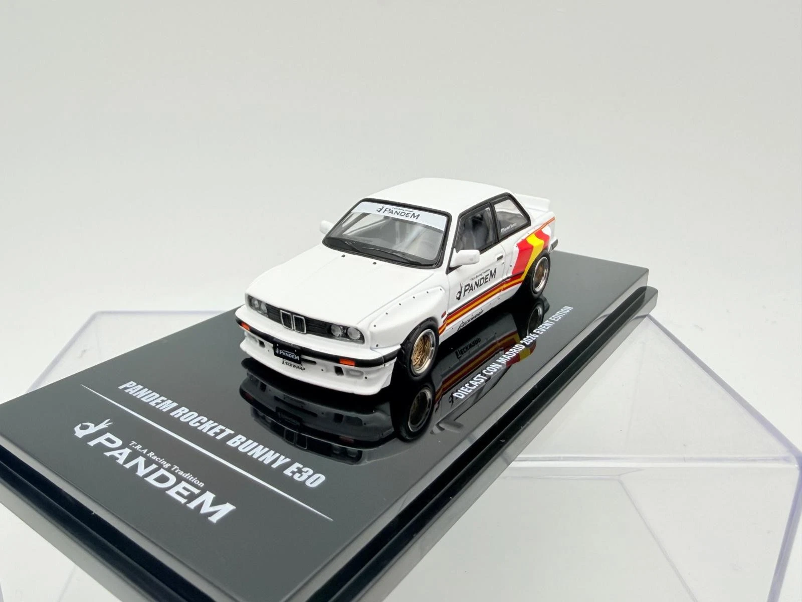 INNO MODELS 1:64 BMW M3 E30 DIECASTCOM MADRID 2026 - Imagen 3