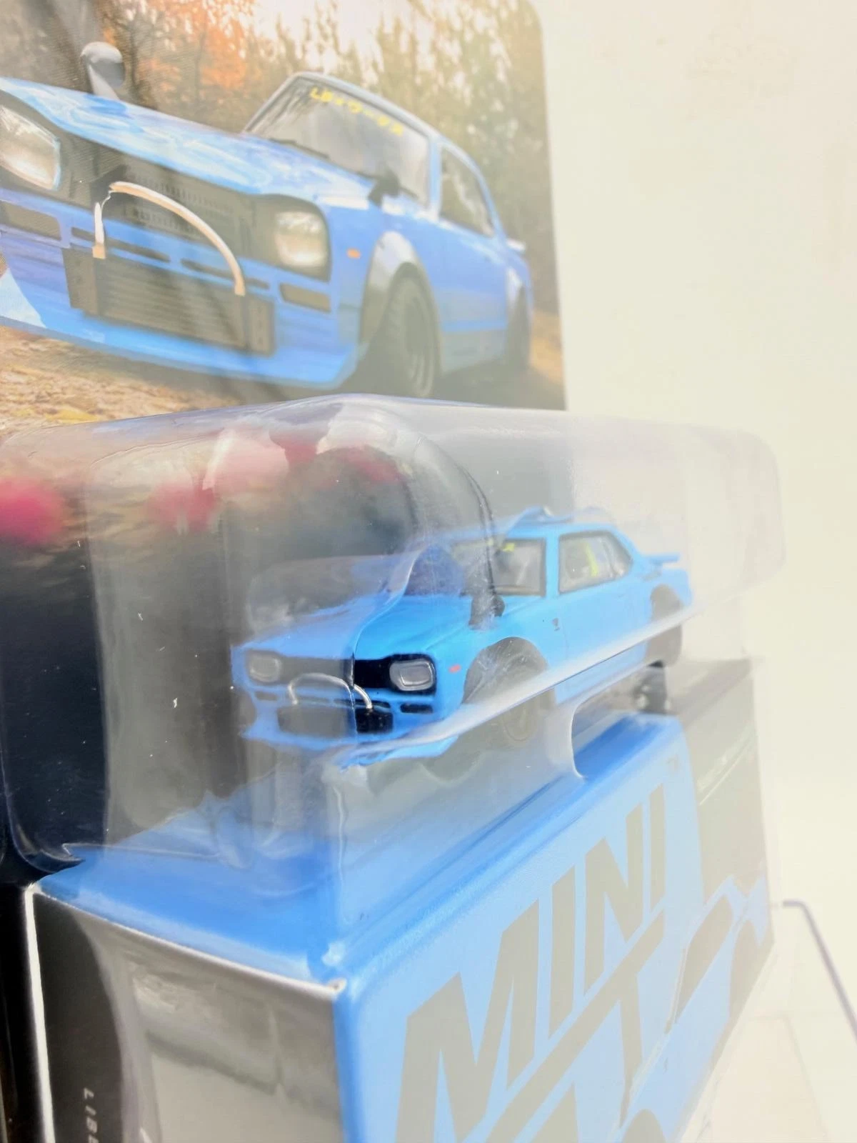 MINI GT 1:64 NISSAN LB WORKS HAKOSUKA BABY BLUE - Imagen 2
